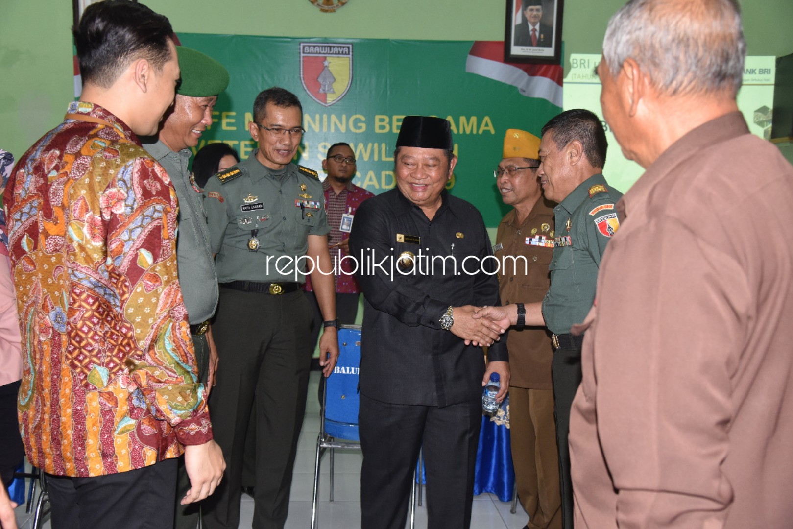 DISAMBATI - Bupati Sidoarjo, Saiful Ilah disambati para veteran soal pembangunan Gedung Kantor Administrasi Veteran dan Cadangan Sidoarjo baru saat Coffe Morning, Jumat (03/05/2019).