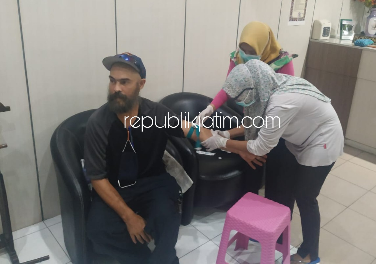 RAPID TEST - Petugas medis didampingi polisi dan petugas Imigrasi melaksanakan rapid test bule Amerika, Stephen Kumar Banerjee (47) usai dievekuasi ke Hotel Gajah Mada, Minggu (03/05/2020) malam.