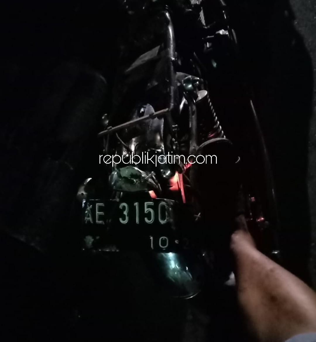 LAKA - Kedua bangkai motor yang kondisinya rusak berat diamankan di Unit Laka, Satuan Lantas, Polres Ponorogo, Senin (04/05/2020) dini hari.