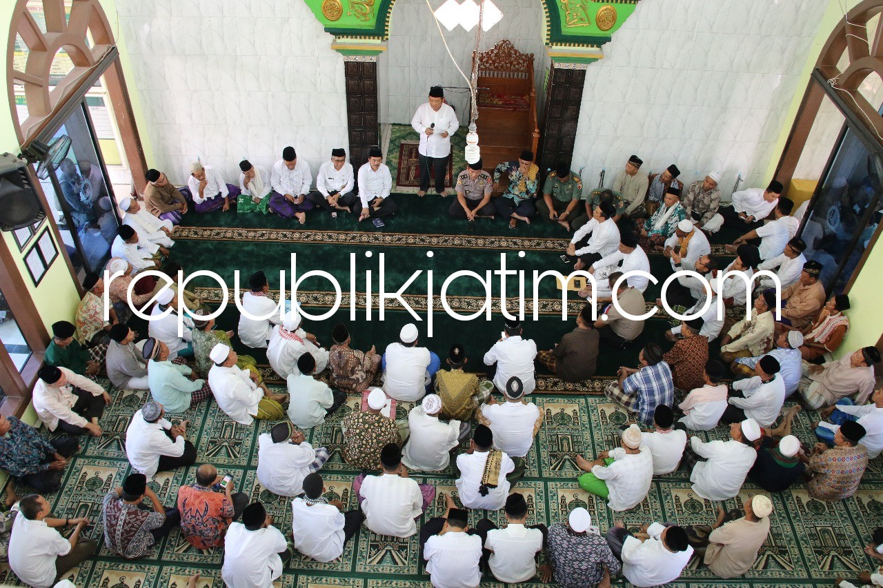 SAFARI - Bupati Sidoarjo, Saiful Ilah melaksanakan Safari Jumat di Masjid Ar Riyadloh, Desa Trompoasri, Kecamatan Jabon, Sidoarjo sekaligus menampung aspirasi warga, Jumat (04/05/2018).