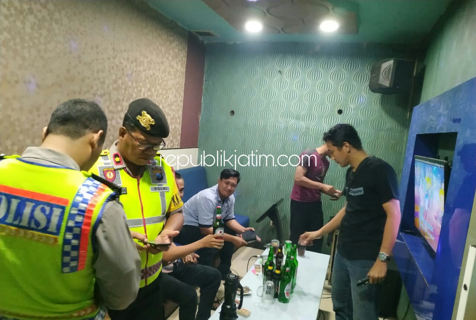 RAZIA - Menyambut Ramadhan 2019 anggota Polresta Sidoarjo menggelar razia penyakit masyarakat di penginapan, tempat hiburan malam, warung dan titik lokasi berkumpulnya anak muda, Sabtu (04/05/2019) malam.