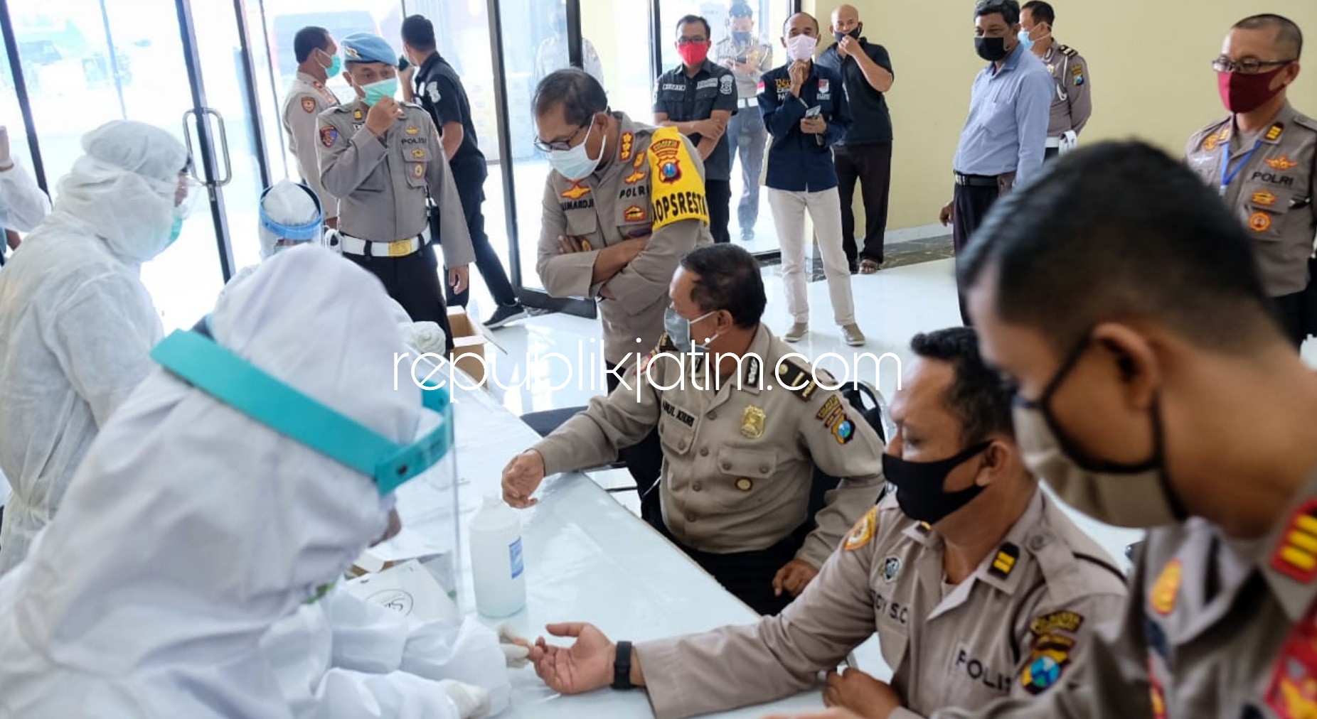 RAPID TEST - Sebanyak 104 pejabat utama (PJU), kapolsek jajaran dan para perwira Polresta Sidoarjo serta polsek jajaran dicek suhu tubuh dan menjalani rapid test Covid-19, Selasa (05/05/2020).