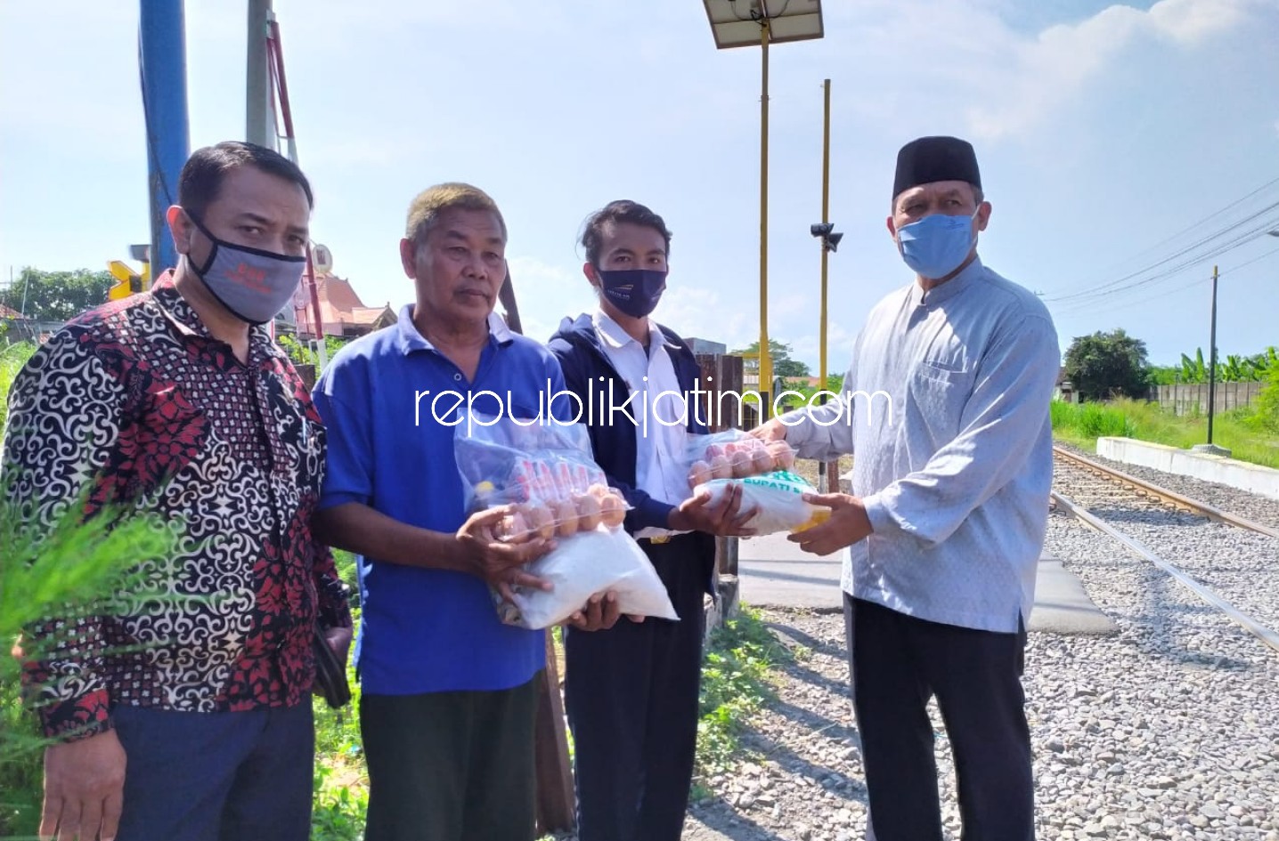 BANTUAN - Bacabup Sidoarjo, Bambang Haryo Soekartono (BHS) memberikan bantuan paket sembako ke penjaga perlintasan KA tak berpalang pintu di Desa/Kecamatan Candi dan Desa Boro, Kecamatan Tangulangin, Sidoarjo, Selasa (05/05/2020).