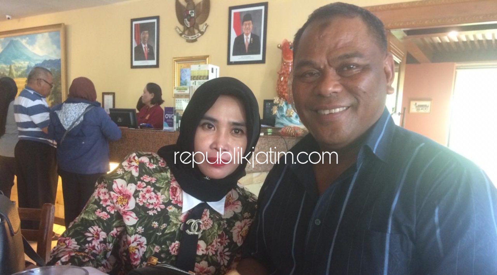 CALEG TERPILIH - Caleg terpilih Partai Gerindra, Hj Mimik Idayana didampingi suaminya H Rahmat Muhajirin SH tetap rendah diri, Minggu (05/05/2019).