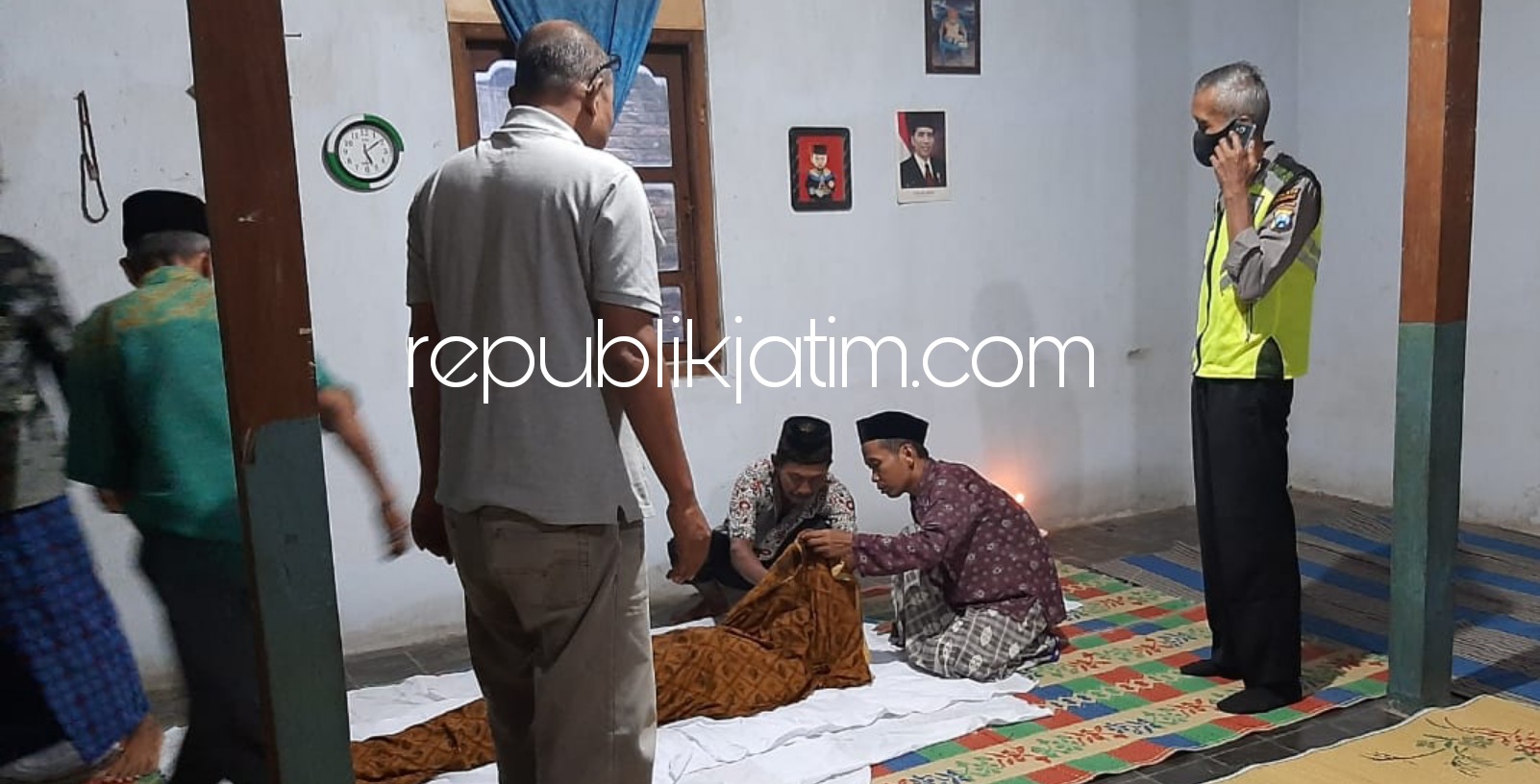 VISUM- Petugas Polsek Sampung dan tim medis sedang memvisum jenazah korban tenggelam, Joko Nugroho, Rabu (05/05/2021) sore.