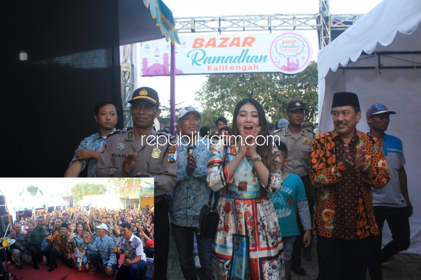BAZAR RAMADHAN - Wabup Sidoarjo, Nur Ahmad Syaifuddin dan artis Dangdut Via Vallen membuka acara Bazar Ramadhan di Desa Kalitengah, Kecamatan Tanggulangin, Sidoarjo, Minggu (05/05/2019) petang.