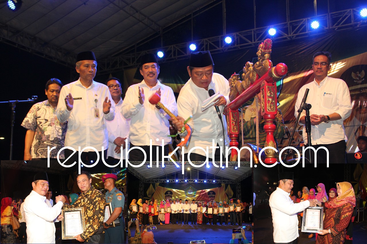 PENGHARGAAN - Bupati Sidoarjo, Saiful Ilah memberikan penghargaan kepada 15 koperasi berprestasi dalam acara Koperasi Berprestasi di Alun-Alun Sidoarjo, Jumat (04/05/2018) malam.