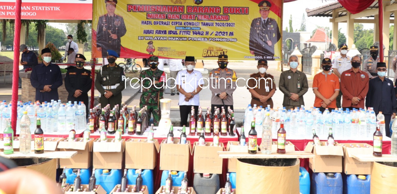 MUSNAHKAN - Kapolres Ponorogo AKBP Mochammad Nur Azis saat memimpin pemusnahan barang bukti (BB) ribuan liter miras dan 5.000 butir pil doubel L di hadapan Forkopimda, Rabu (05/05/2021).