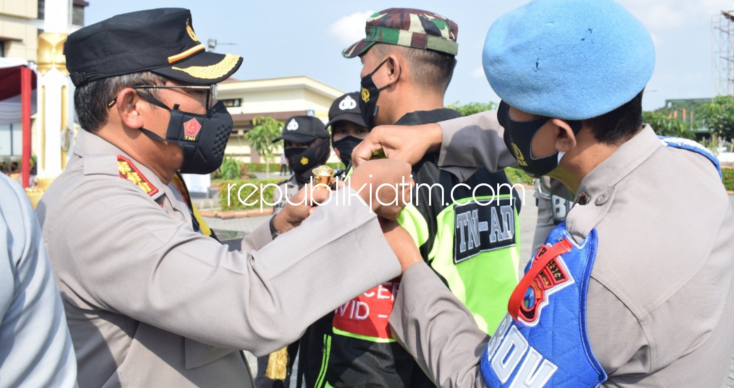 PENYEMATAN - Kapolresta Sidoarjo, Kombespol Sumardji menyematkan pin pasukan gabungan saat memimpin Apel Gelar Pasukan Operasi Ketupat Semeru 2021 di Halaman Polresta Sidoarjo, Rabu (05/05/2021).