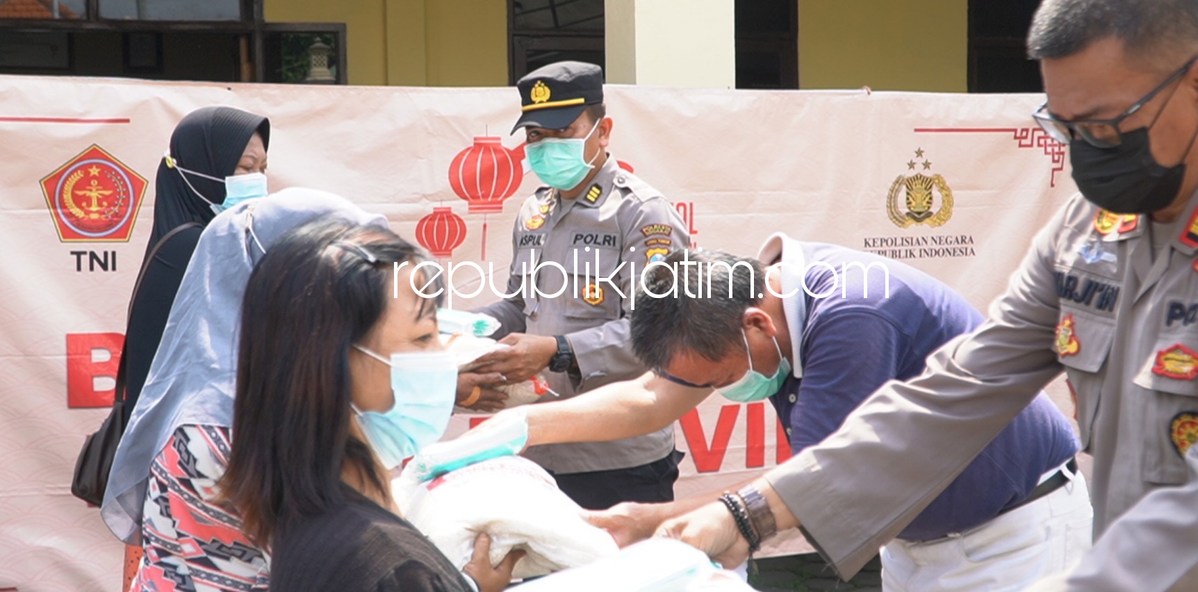 BAGIKAN - Polresta Sidoarjo bersama Yayasan Budha Tzu Chi membagikan 1.100 paket sembako peduli Covid-19 di Gedung Serbaguna Polresta Sidoarjo, Kamis (06/05/2021). 