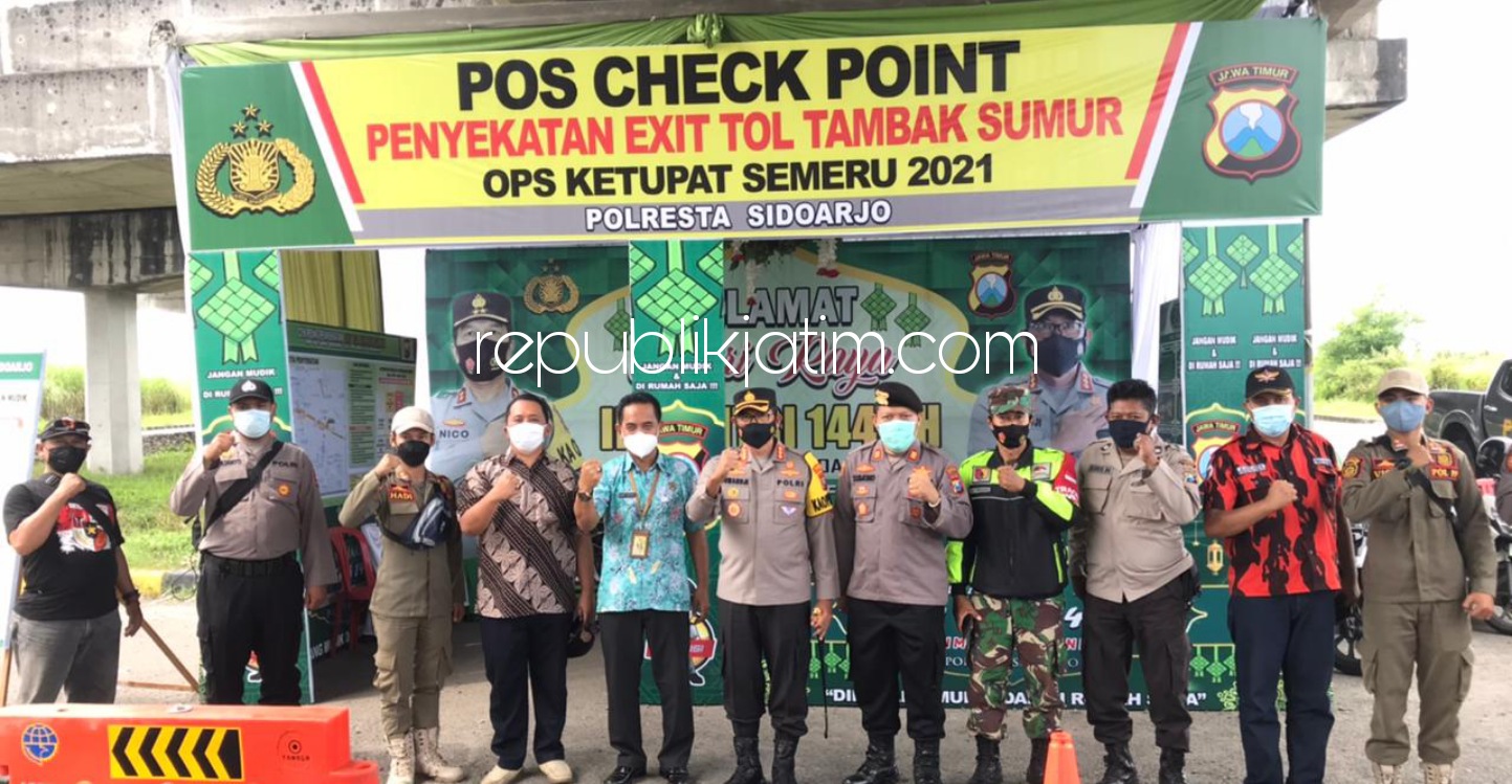 CEK - Kapolresta Sidoarjo Kombes Pol Sumardji mengecek pos check point penyekatan Exit Tol Tambaksumur, Kecamatan Waru, Sidoarjo, Kamis (06/05/2021).