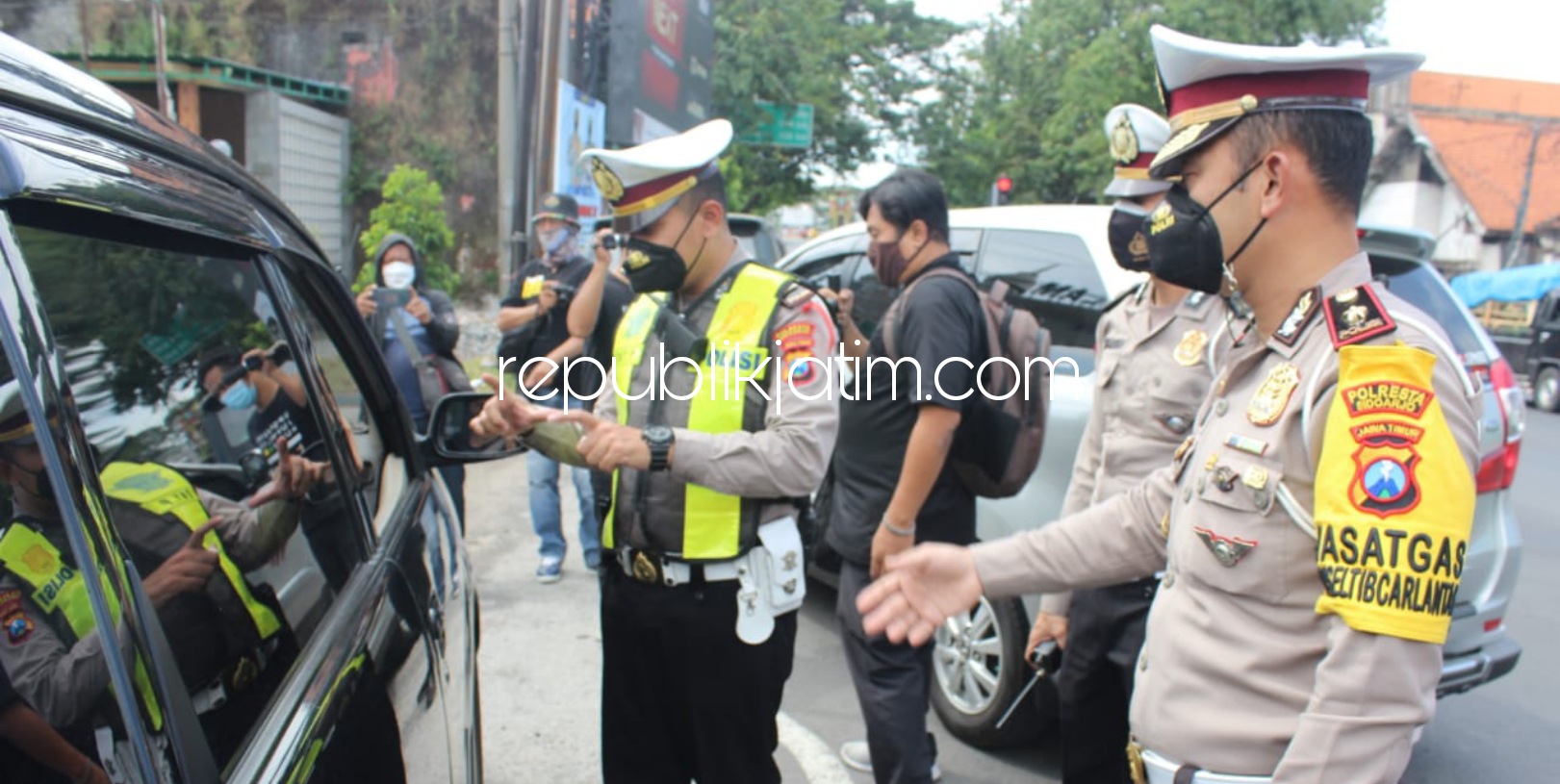 PERIKSA - Kasat Lantas, Polresta Sidoarjo, Kompol Wikha Ardilestanto memeriksa pengendara di pos penyekatan Sidoarjo - Pasuruan di Simpang Tiga Gempol, Kamis (06/05/2021).