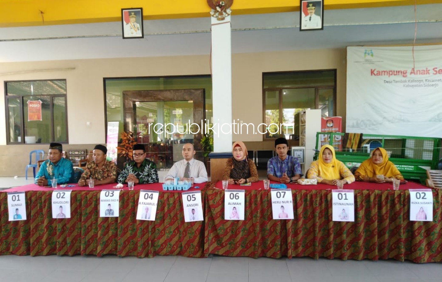 PEMILIHAN BPD - Para calon anggota BPD Wilayah Dusun Kalisogo saat di pendopo kantor Balai Desa Tambak Kalisogo, Kecamatan Jabon, Sidoarjo, Minggu (05/05/2019).
