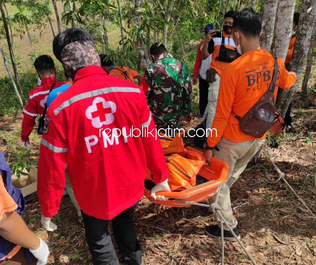 EVAKUASI - Petugas saat melakukan olah TKP dan mengevakuasi korban dari dasar jurang sedalam 30 meter di Desa Sedeng, Kecamatan/Kabupaten Pacitan, Kamis (06/05/2021).