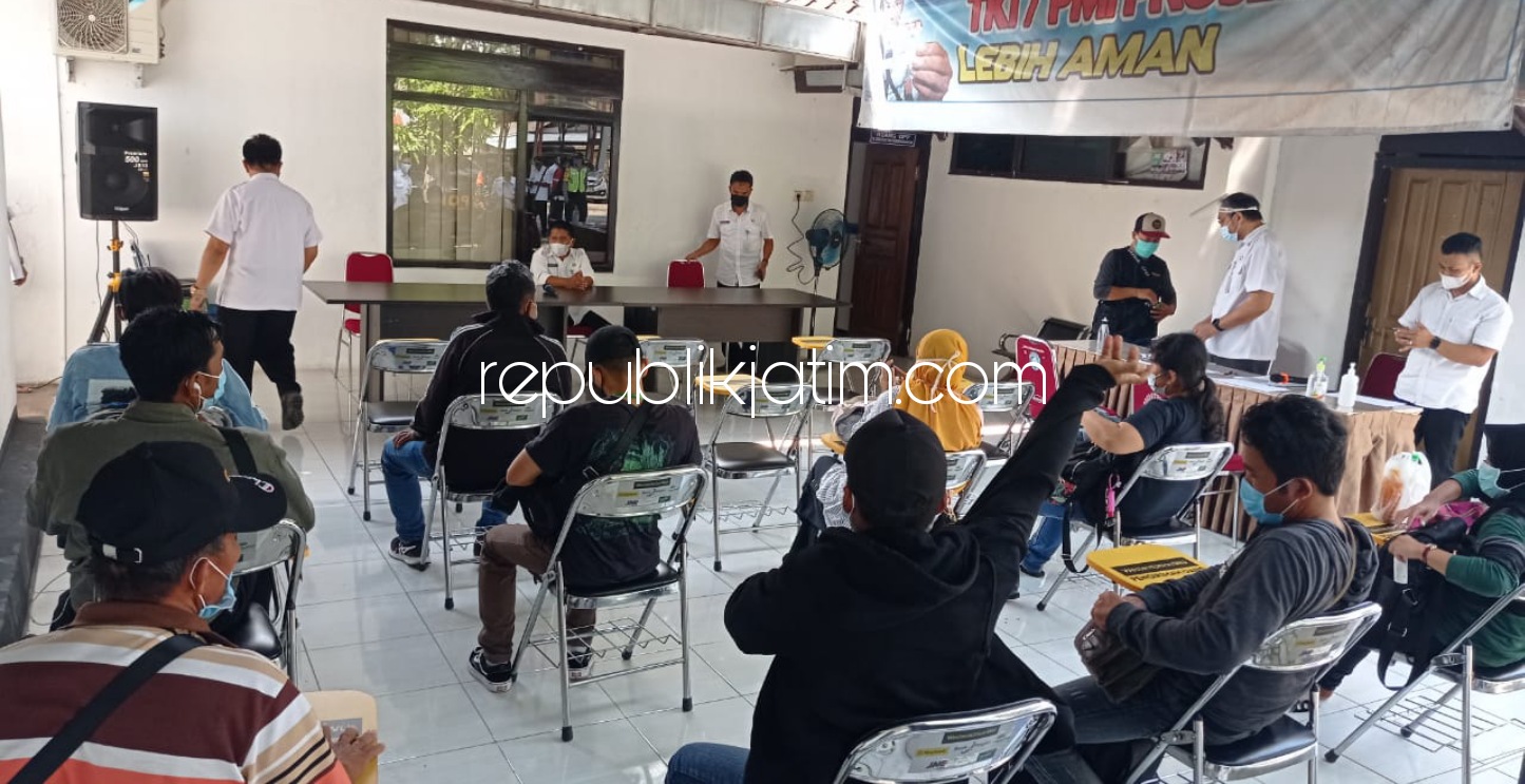 TKI - Ratusan Tenaga Kerja Indonesia (TKI) dan Pekerja Migran Indonesia (PMI) Ponorogo justru sudah pulang kampung mereka langsung dijemput perangkat desa di Kantor Disnakertrans Pemkab Ponorogo, Rabu (05/05/2021).