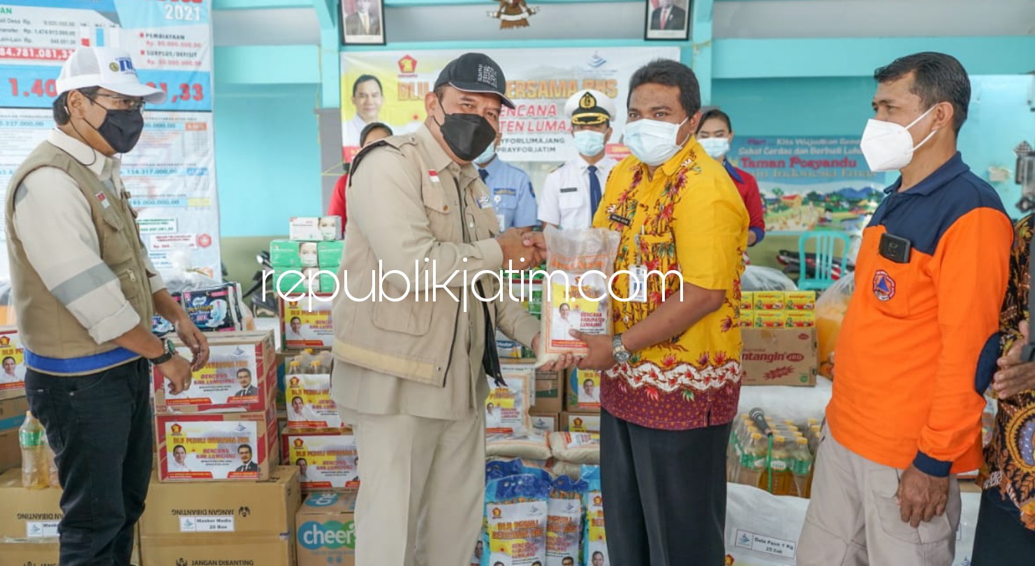 BANTUAN - Penasehat Utama PT Dharma Lautan Utama (DLU), Bambang Haryo Soekartono (BHS) menyalurkan bantuan sembako untuk korban gempa bumi kepada Camat Pronojiwo, Abdillah Irsyad di Balai Desa Sidomulyo, Kecamatan Pronojiwan, Lumajang, Kamis (06/05/2021).