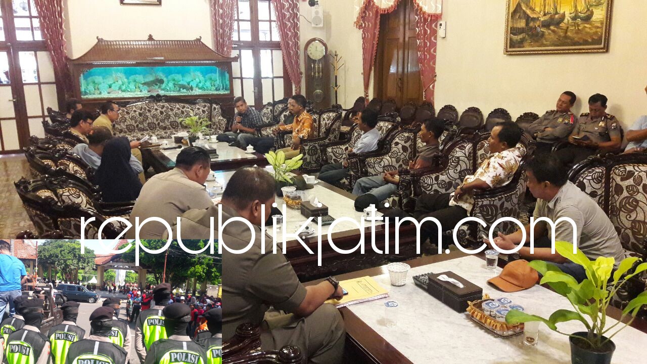 DEMO - Ratusan warga Desa Klantingsari, Kecamatan Tarik, Sidoarjo meluruk pendopo Delta Wibawa Sidoarjo menuntut penundaan Kades Terpilih Klantingsari karena hasil Pilkades digugat di PTUN, Senin (07/05/2018).