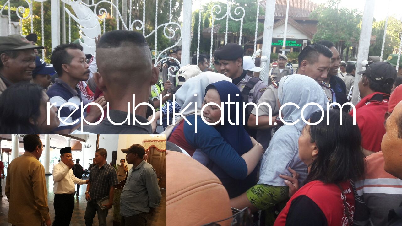 MENANGIS - Ratusan warga Desa Klantingsari, Kecamatan Tarik, Kabupaten Sidoarjo akhirnya menangis di depan pintu gerbang Pendopo Delta Wibawa karena Bupatin Sidoarjo berjanji menangguhkan pelantikan Kades Terpilih Klantingsari, Senin (07/05/2018) petang.