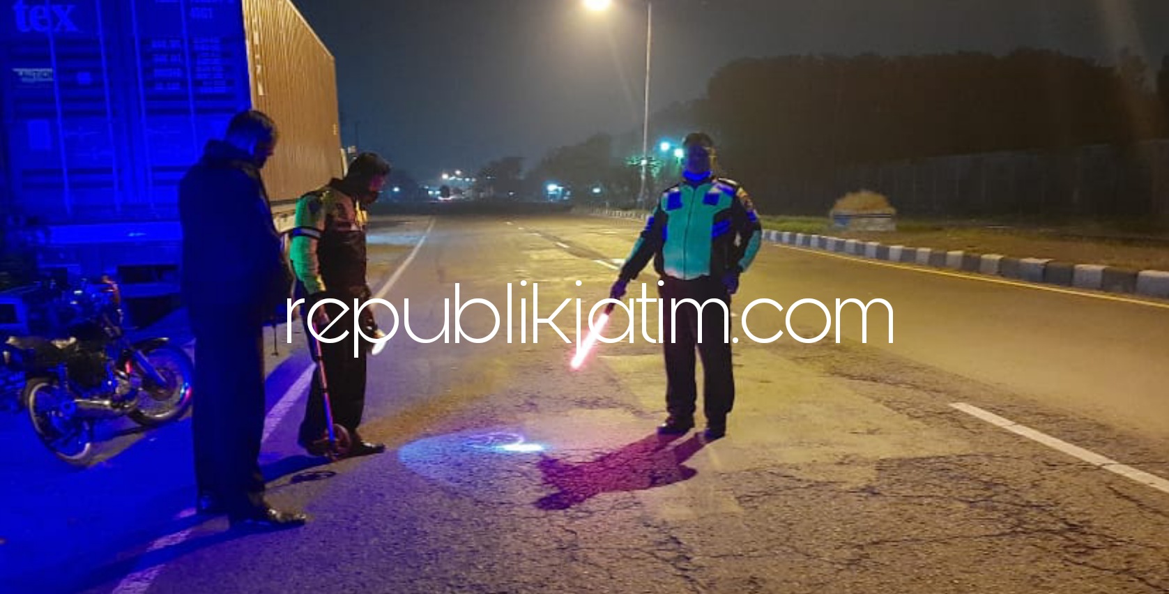 OLAH TKP - Sejumlah petugas Lantas Polsek Krian melaksanakan olah TKP kecelakaan motor melawan truk yang menyebabkan 3 korban terluka dilarikan ke rumah sakit di JL Raya Bypass Desa Watugolong, Kecamatan Krian, Sidoarjo, Kamis (06/05/2021) malam.