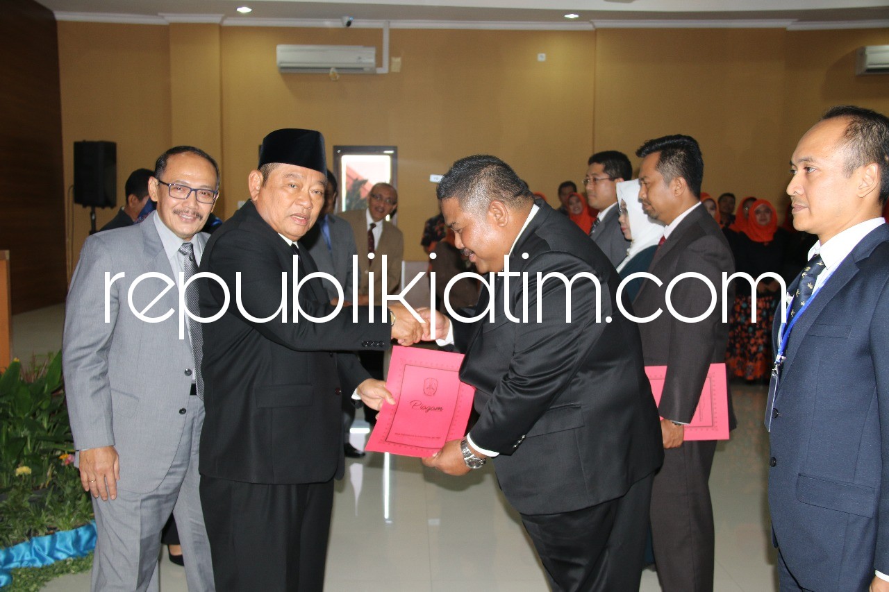 TUTUP - Bupati Sidoarjo, Saiful Ilah menutup Diklat Kepemimpinan Tingkat III Angkatan 63 yang di selenggarakan Badan Balai Diklat Propinsi Jawa Timur di Kantor Badan Kepegawaian Daerah (BKD) Pemkab Sidorjo, Senin (07/05/2018).
