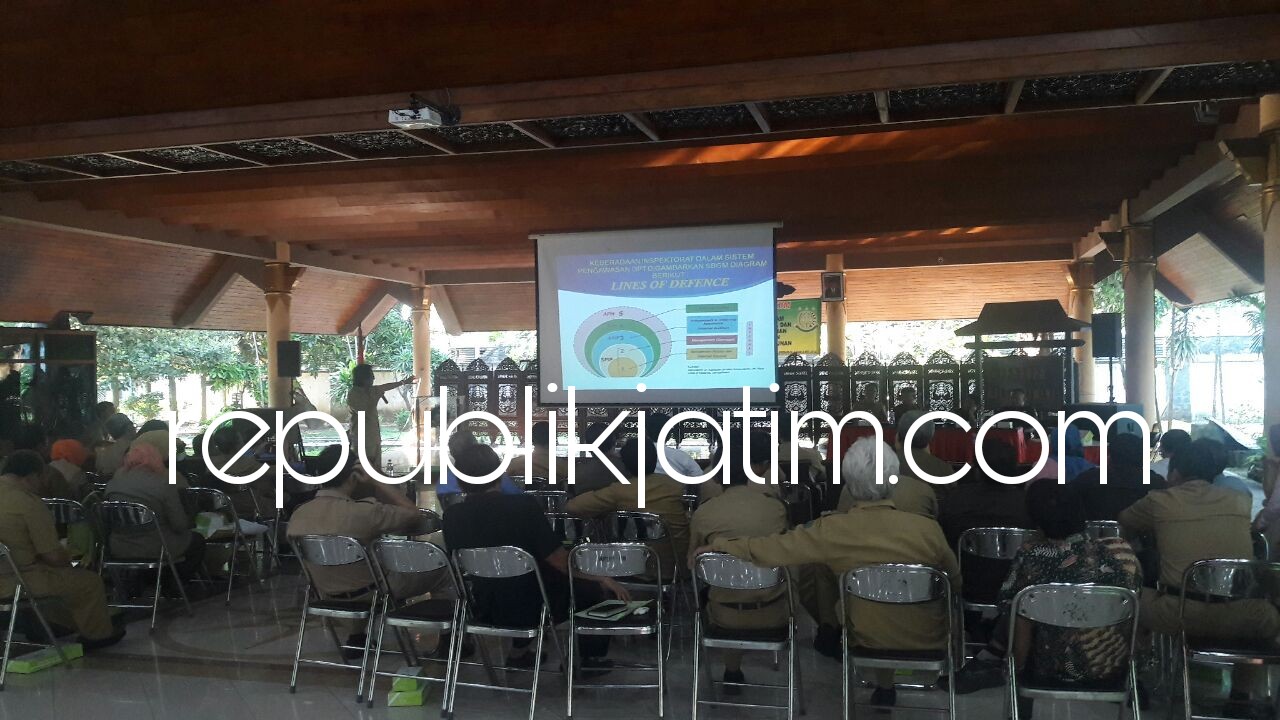 TP4D - Kepala Inspektorat (Inspektur) Pemkab Sidoarjo, Eko Ujiono memberikan pengarahan tentang TP4D ke seluruh Kepala OPD yang ada di lingkungan Pemkab Sidoarjo di Pendopo Delta Wibawa, Senin (07/05/2018).