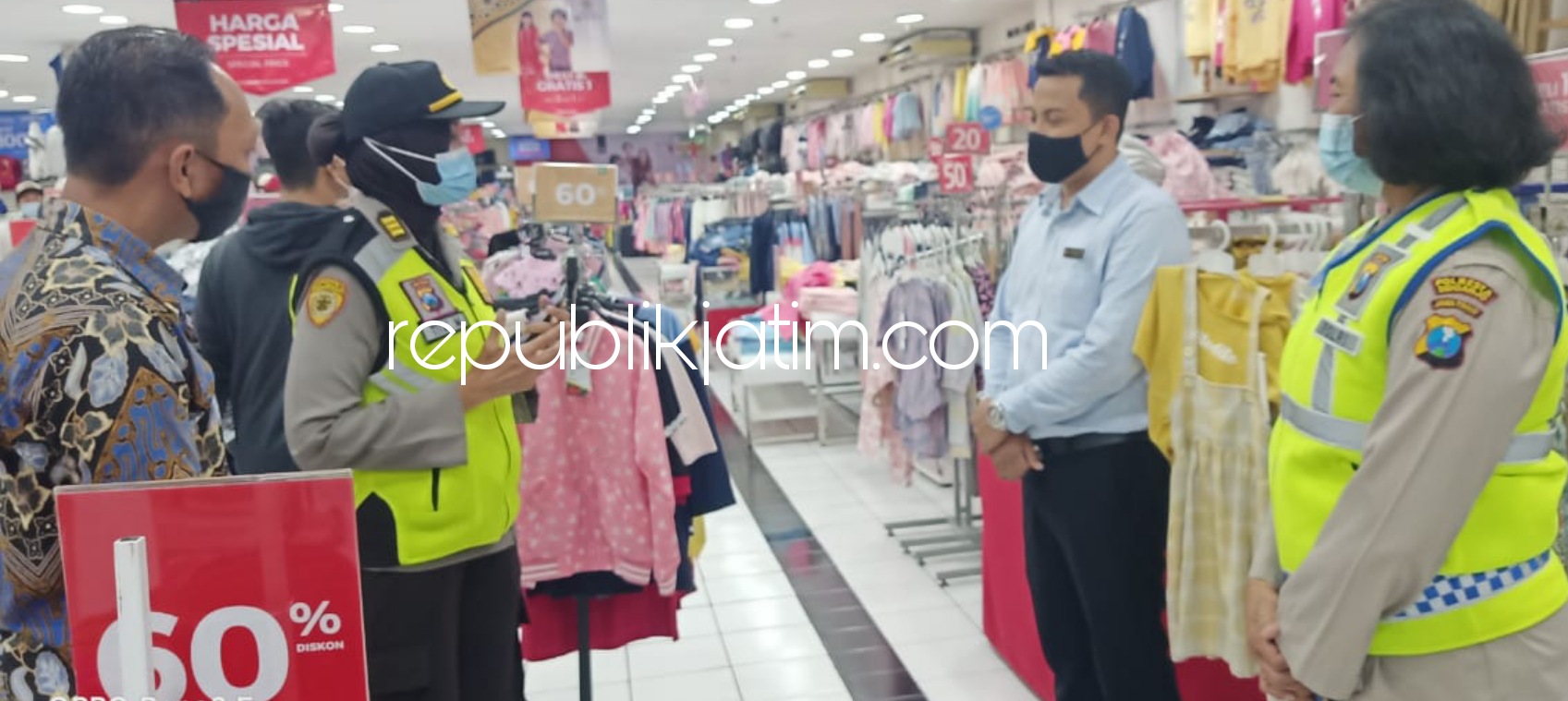 DISIPLIN - Anggota Polresta Sidoarjo memberi pelayanan maksimal kepada masyarakat dan bersiaga khususnya di Mall untuk mengajak masyarakat disiplin menerapkan protokol kesehatan menjelang Hari Raya Idul Fitri 1442 H, Jumat (07/05/2021). 