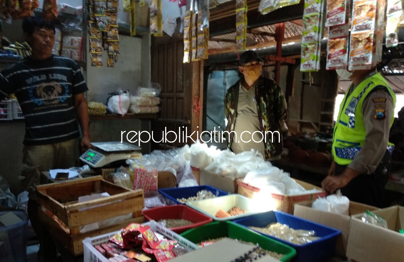 CEK SEMBAKO - Sejumlah anggota Polsek Sooko mengecek harga sembakl di pasar dan toko menjelang Hari Raya Idul Fitri, Kamis (07/05/2020).