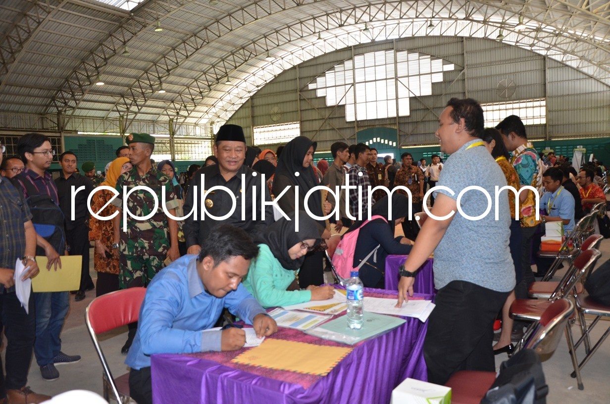 BUKA - Bupati Sidoarjo, Saiful Ilah membuka acara Bursa Kerja Terbuka (BKT) yang digelar Dinas Tenaga Kerja (Disnaker) Pemkab Sidoarjo di GOR Sidoarjo, Selasa (08/05/2018).