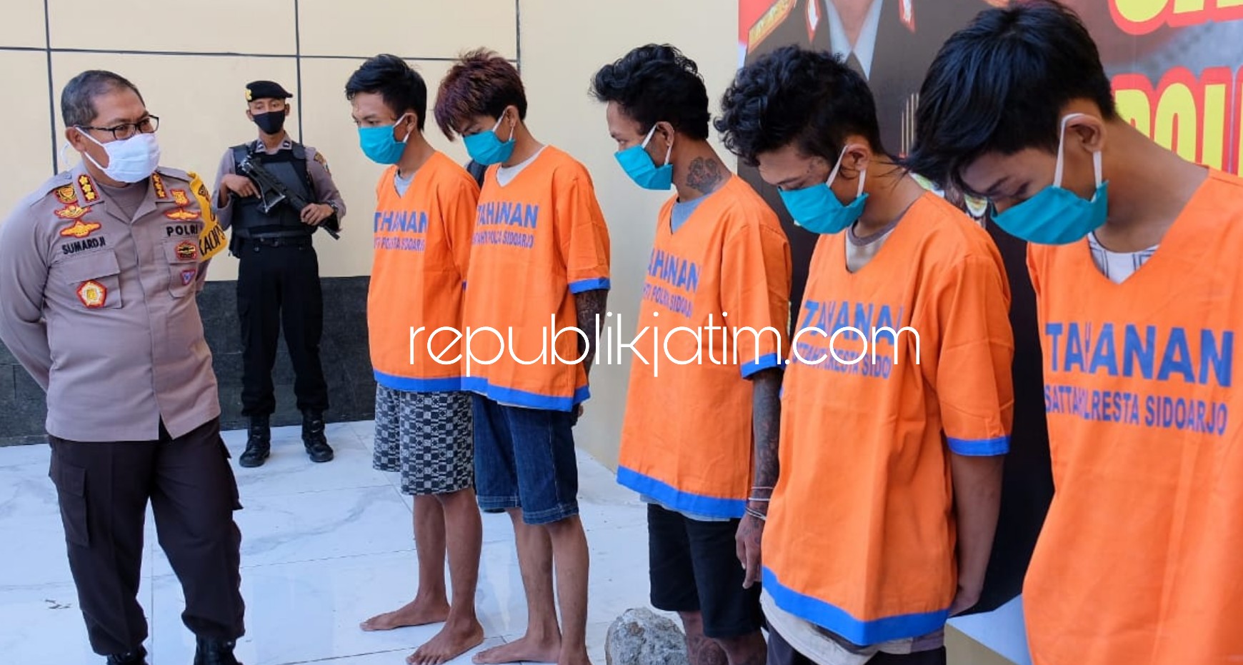 KOMPLOTAN - Kapolresta Sidoarjo, Kombes Pol Sumardji menginterogasi 7 komplotan begal dan dua penadah diamankan petugas Satuan Reskrim, Poltesta Sidoarjo, Jumat (08/05/2020).