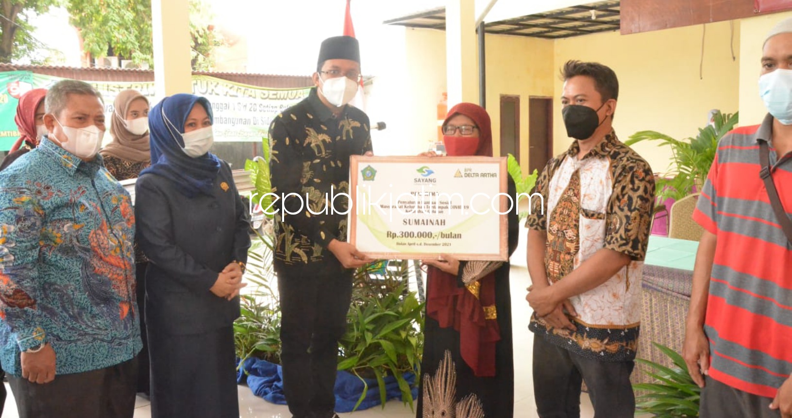 BANTUAN - Bupati Sidoarjo, Ahmad Muhdlor Ali (Gus Muhdlor) menyerahkan bantuan bagi warga terdampak Covid-19 di Kelurahan Geluran, Kecamatan Taman dan Kelurahan Tambakkemeraan, Kecamatan Krian, Sidoarjo, Sabtu (08/05/2021).
