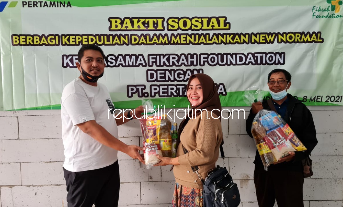 SERAHKAN - Direktur Eksekutif Fikrah Foundation, Habibullah menyerahkan bantuan 3.000 paket sembako hasil kerjasama Pertamina Pusat dan Fikrah Foundation kepada perwakilan warga yang berhak menerimanya, Sabtu (08/05/2021) sore.
