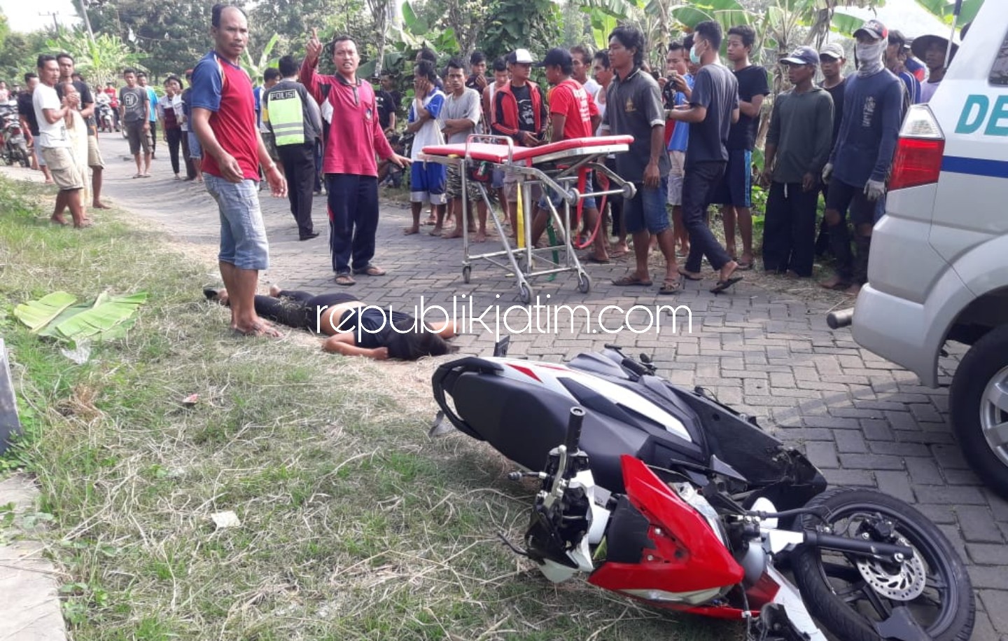 EVAKUASI - Petugas Polsek Jambon mengevakuasi para korban di TKP tabarakan maut Honda CBR lawan Honda Beat di Dusun Klitik, Desa Sidoharjo, Kecamatan Jambon, Ponorogo, Jum'at (08/05/2020).