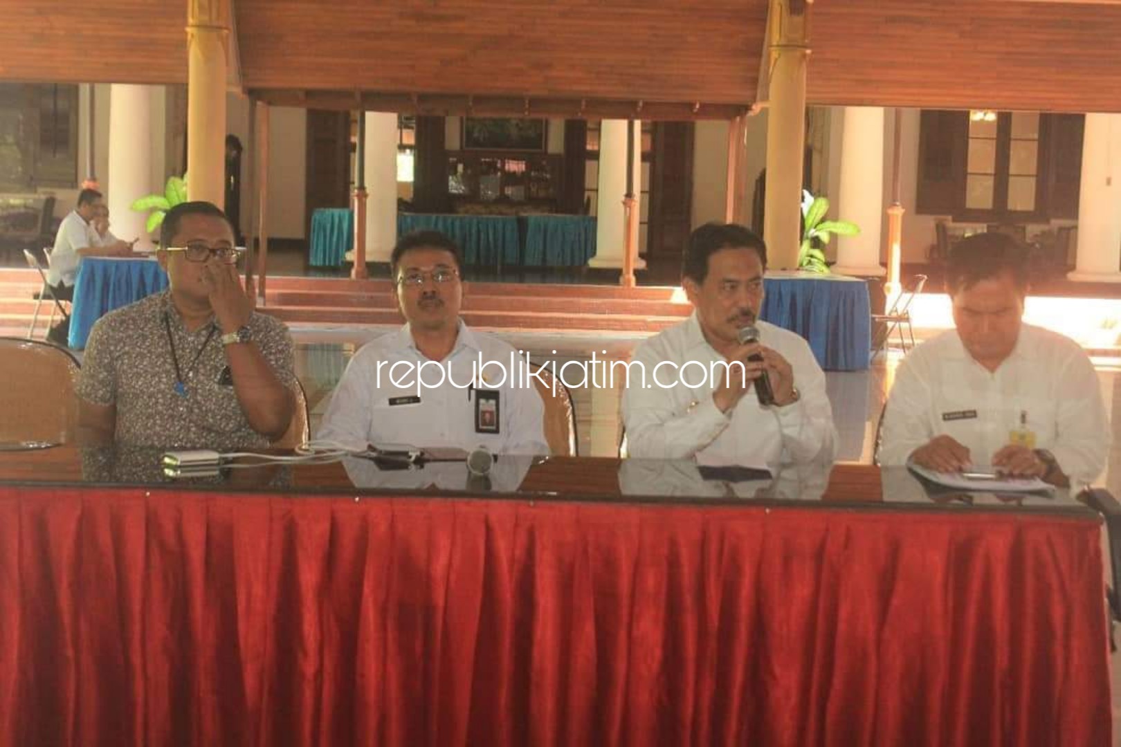 RAKOR - Kepala Bakorwil Malang, Benny Sampir Wanto didampingi Wakil Bupati Sidoarjo, Nur Ahmad Syaifuddin memimpin rapat persiapan menghadapi lebaran Tahun 2019 di Pendopo Delta Wibawa, Rabu (08/05/2019) sore.