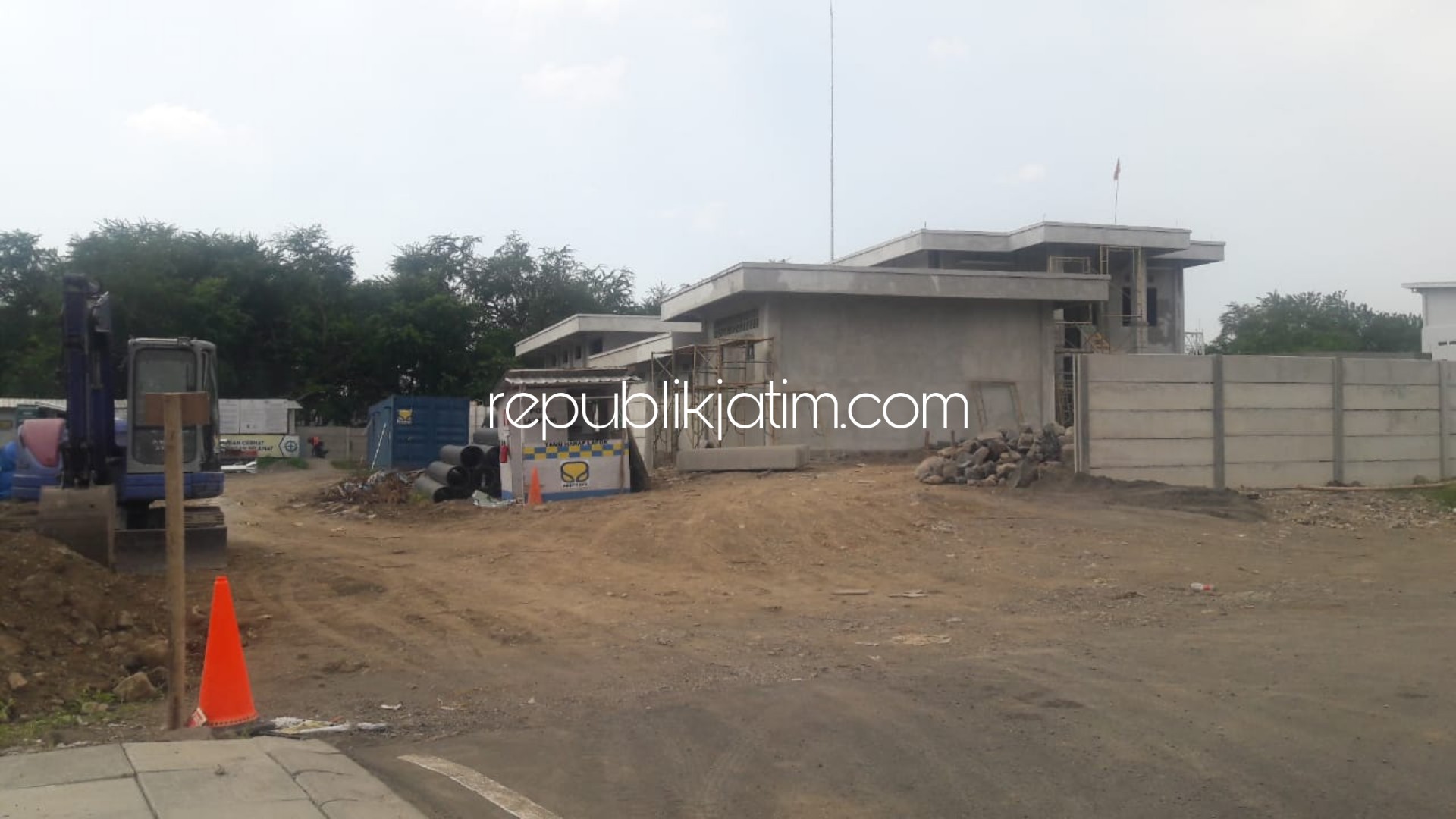 SIAP OPERASI - Pembangunan Distribution Center (DC) Sistem Penyediaan Air Minum (SPAM) Umbulan yang ada di kawasan Kahuripan Nirvana Village (KNV) Pagerwojo, Kecamatan Buduran, Sidoarjo siap dioperasikan Juli mendatang, Kamis (09/05/2019).