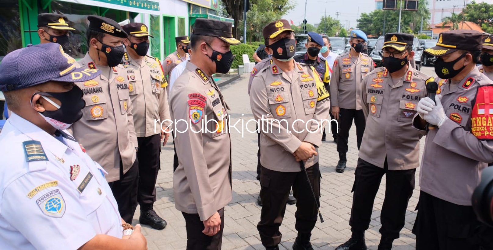 KUNJUNGAN - Irwasum Polri Komjen Pol Agung Budi Maryoto mengecek berbagai langkah pengamanan mudik Lebaran Idul Fitri 2021 di Pos Pengamanan Operasi Ketupat Semeru 2021 Terminal Bungurasih, Kecamatan Waru, Sidoarjo, Minggu (09/05/2021).