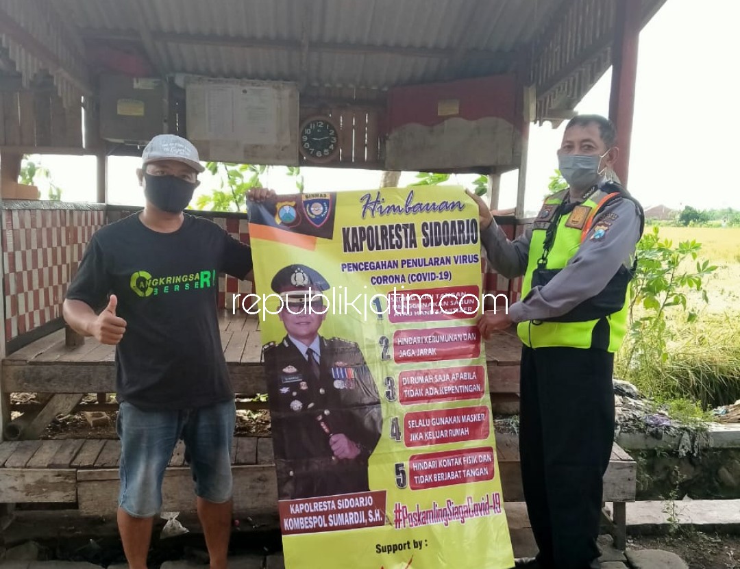 HIMBAUAN - Polresta Sidoarjo menyebar ratusan himbauan ke sejumlah perkampungan untuk memutus mata rantai penyebaran Covid-19, Sabtu (09/05/2020).