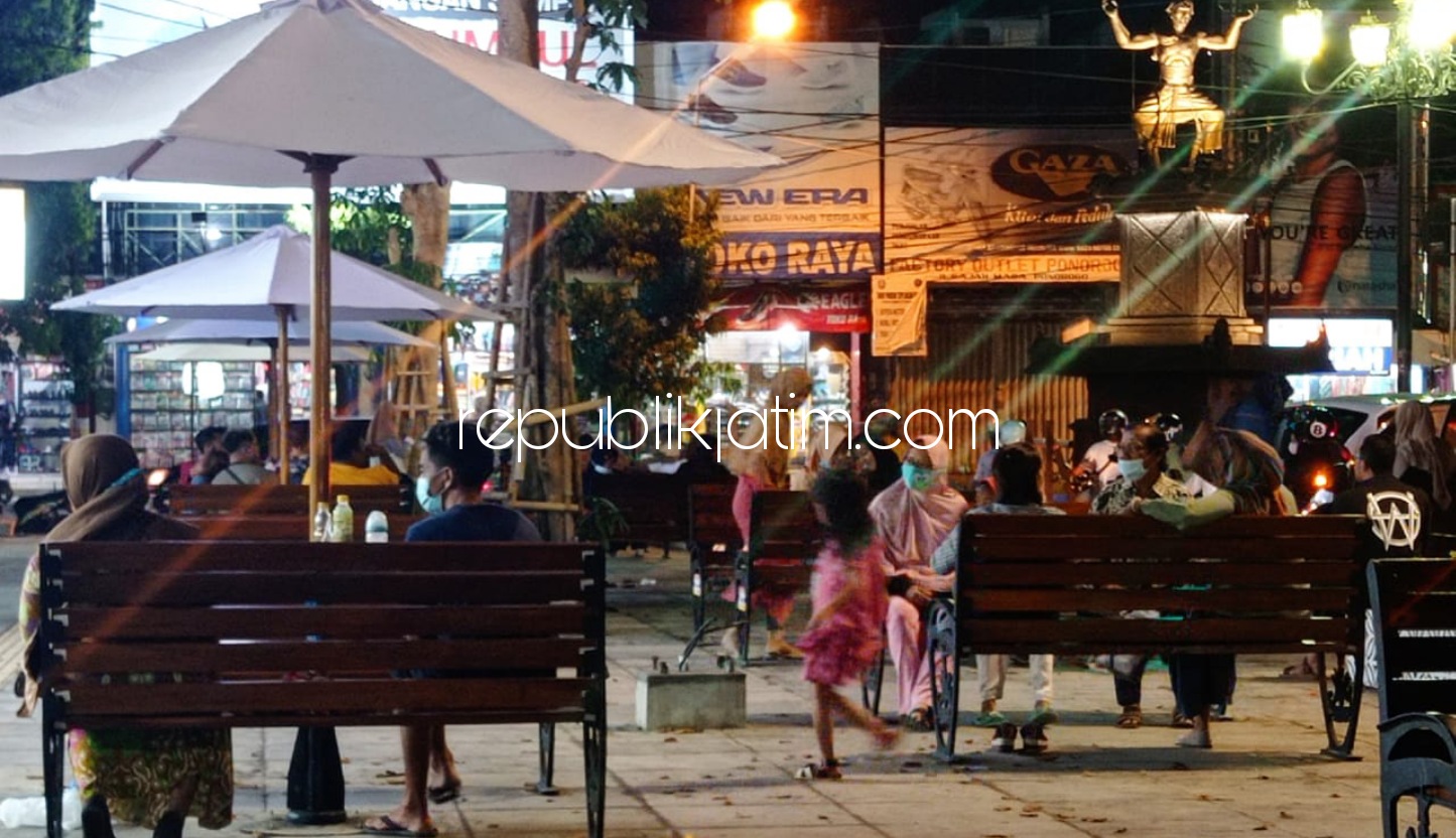RAMAI - Suasana Face Off JL Hos Cokroaminoto Kota Ponorogo di Pertigaan Ngepos sudah mulai ramai pengunjung yang ingin selfie dan nongkrong menikmati suasana malam usai berbuka puasa, Minggu (09/05/2021) malam.