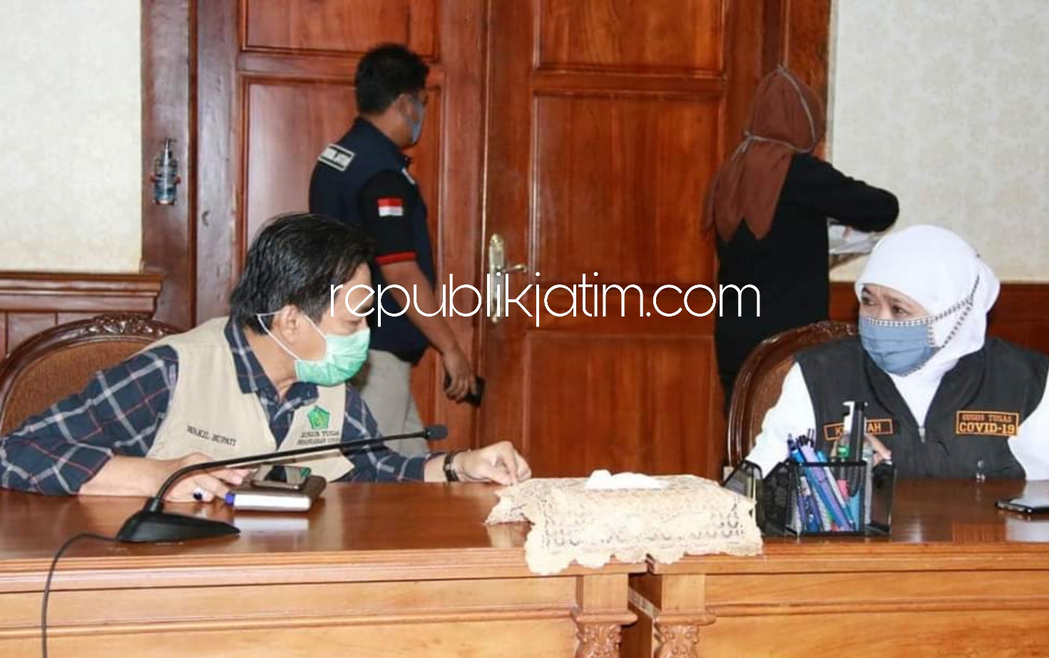 DIPERPANJANG - Gubernur Jatim Khofifah Indar Parawansa dan Plt Bupati Sidoarjo, Nur Ahmad Syaifuddin bersama bersama kepala daerah Surabaya dan Gresik sepakat memperpanjang PSBB hingga 25 Mei 2020 mendatang di Grahadi, Sabtu (09/05/2020).