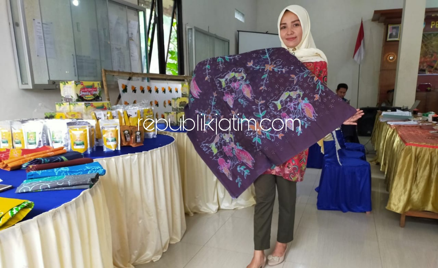 BATIK TULIS - Puluhan ibu-ibu membatik di rumah Batik milik Bumdes Desa Selur, Kecamatan Ngrayun, Ponorogo dan istri Kades Ny Endang Suprapto saat menunjukkan batik hasil karya warganya, Sabtu (08/05/2021).