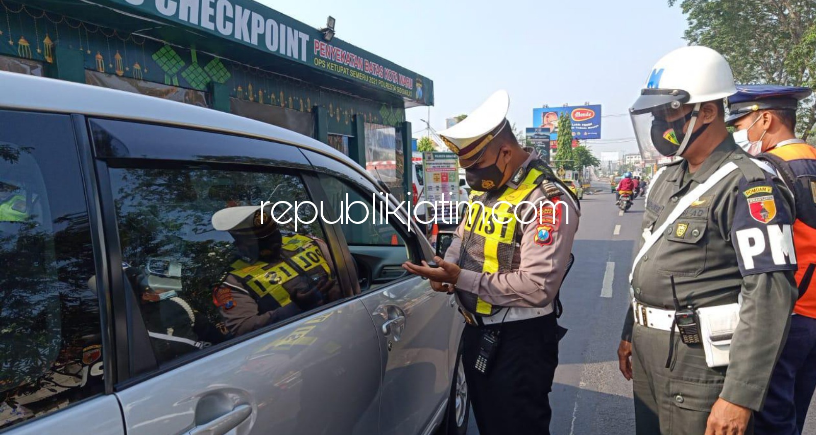 BERKURANG - Penyekatan yang dilakukan Polresta Sidoarjo dan jajaran memasuki hari ke empat membuat jumlah kendaraan yang ditengarai mudik mulai berkurang, Minggu (09/05/2021).