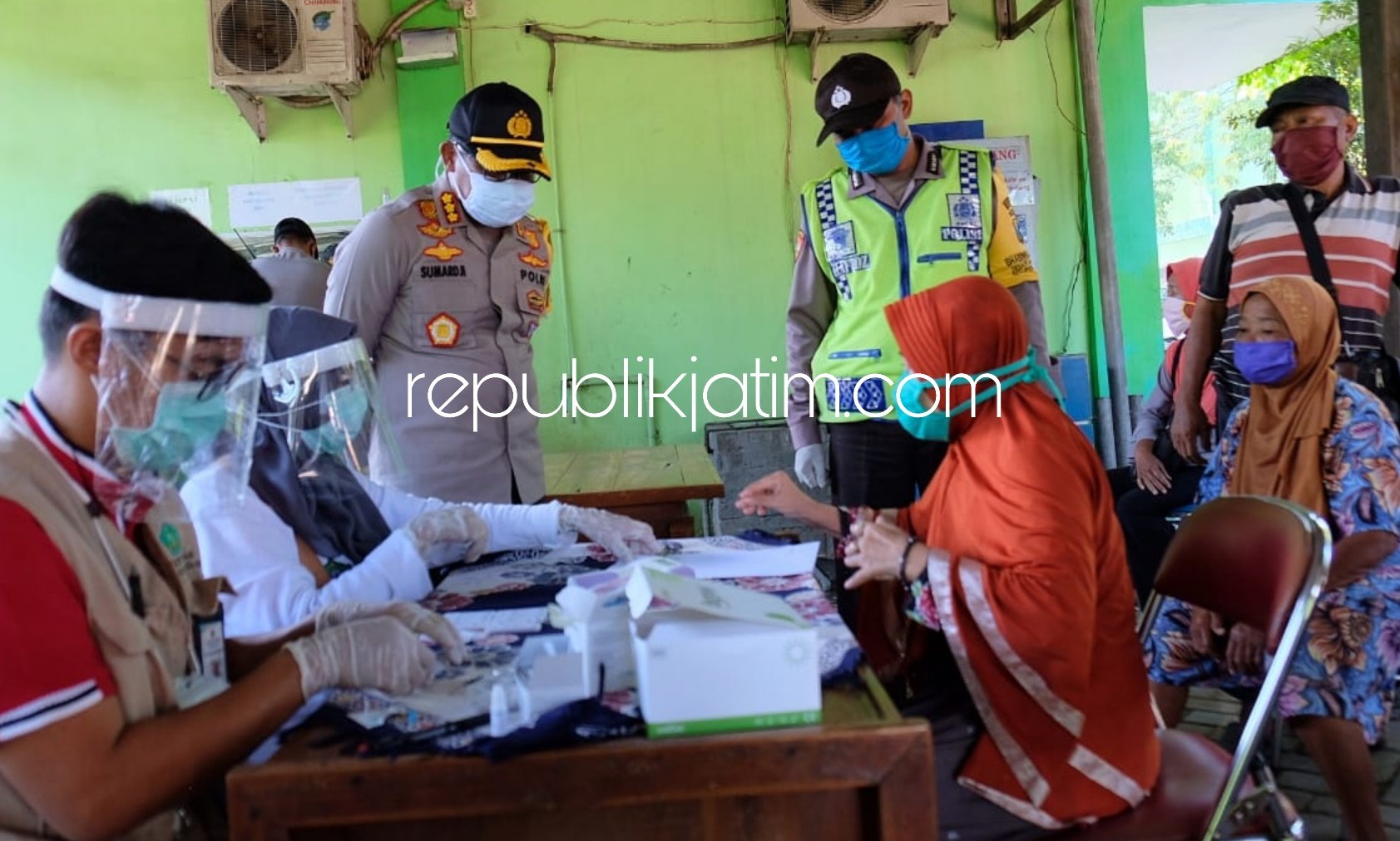 RAPID TEST - Sekitar 100 pedagang Pasar Baru Porong, Sidoarjo menjalani rapid test dan hasilnya dua pedagang dinyatakan reaktif Covid-19, Jumat (08/05/2020) sore.