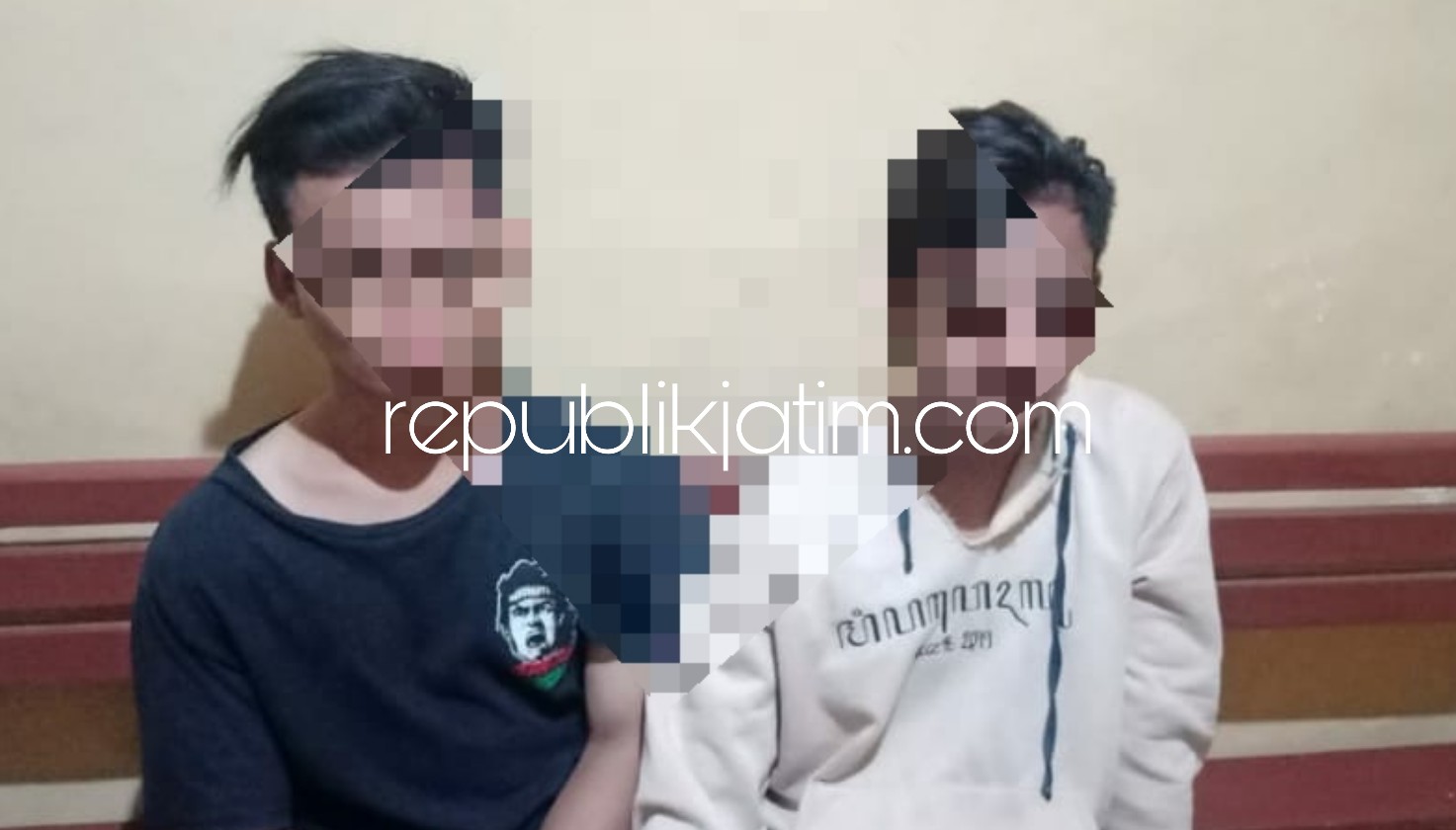 NYARIS DIMASSA - Dua pelaku jambret, APP (17) dan FW (18) keduanya warga Kecamatan Balongbendo dihajar massa yang mengepung dan menangkap keduanya usai menjambret HP di Raya Kemuning, Kecamatan Tarik, Sidoarjo, Sabtu (9/5/2020).