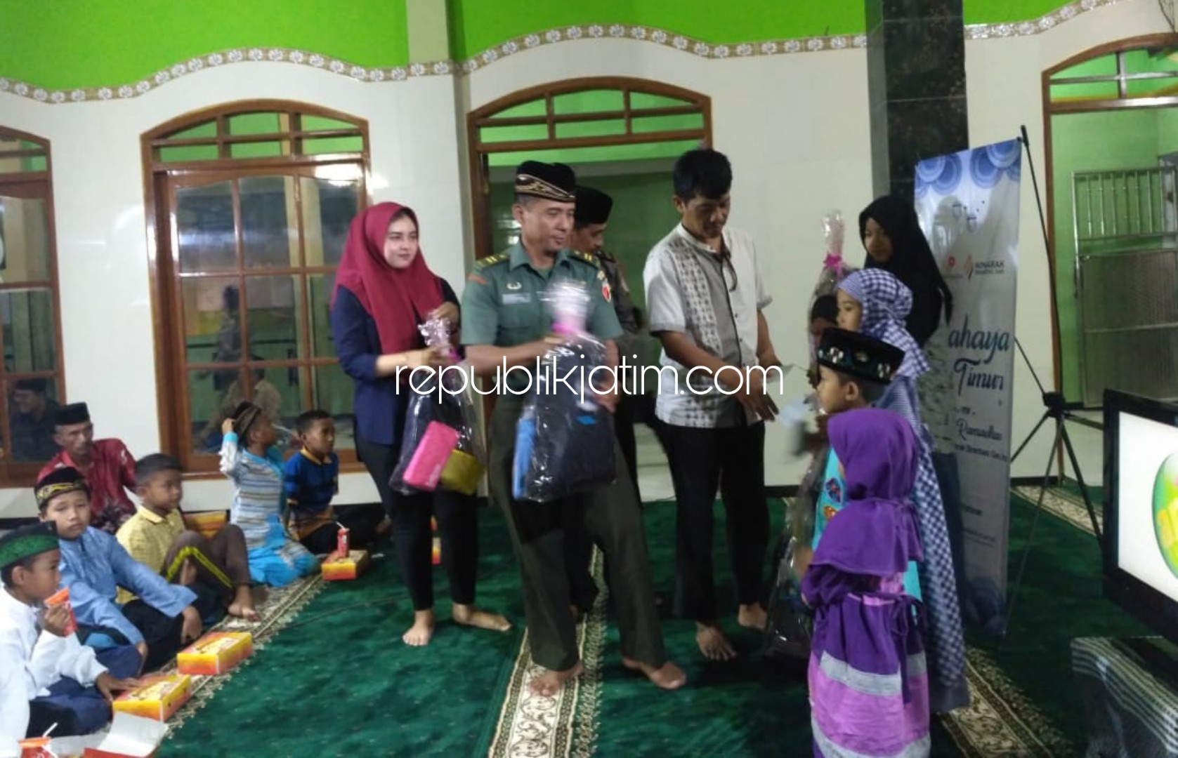 SANTUNAN - Minarak Brantas Gas menggelar Safari Ramadhan dengan santunan kepada anak yatim sekaligus buka bersama warga yang tinggal di sekitar sumur Migas Desa Kedungbanteng, Kecamatan Tanggulangin, di Masjid Al Abror, Jumat (10/05/2019).