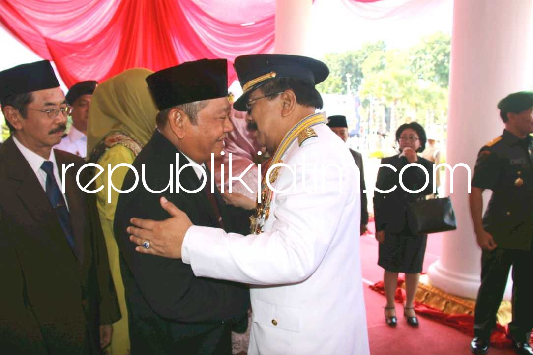 UCAPAN - Bupati Sidoarjo, Saiful Ilah memberikan ucapan selamat kepada Gubernur Jawa Timur, Soekarwo karena meraih penghargaan Astabrata Utama Pamong Praja dari Mendagri, Rabu (09/05/2018).