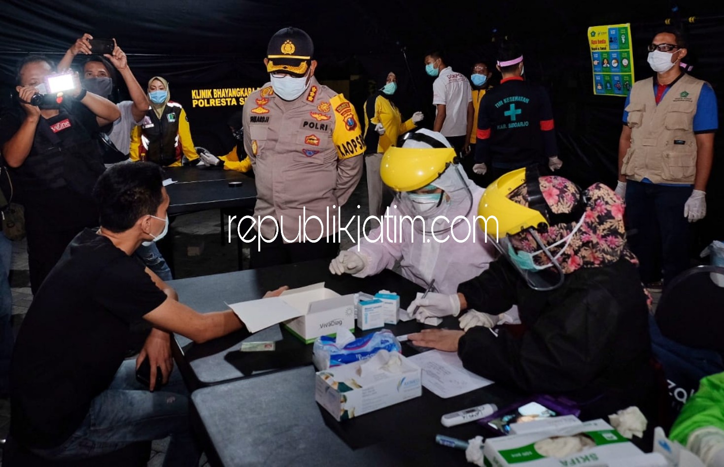 RAPID TEST - Sebanyak 90 orang dari 291 orang yang terjaring razia jam malam mengikuti rapid test dan hasilnya 3 orang dinyatakan reaktif saat di Polresta Sidoarjo, Minggu (10/05/2020) dini hari.
