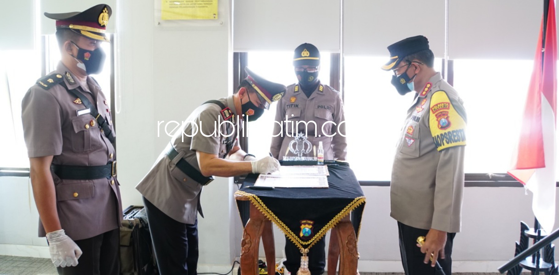 MUTASI - Kapolresta Sidoarjo, Kombes Pol Sumardji melantik pejabat baru Kapolsek Candi AKP Hari Siswo Suwarno, Selasa (11/05/2021).