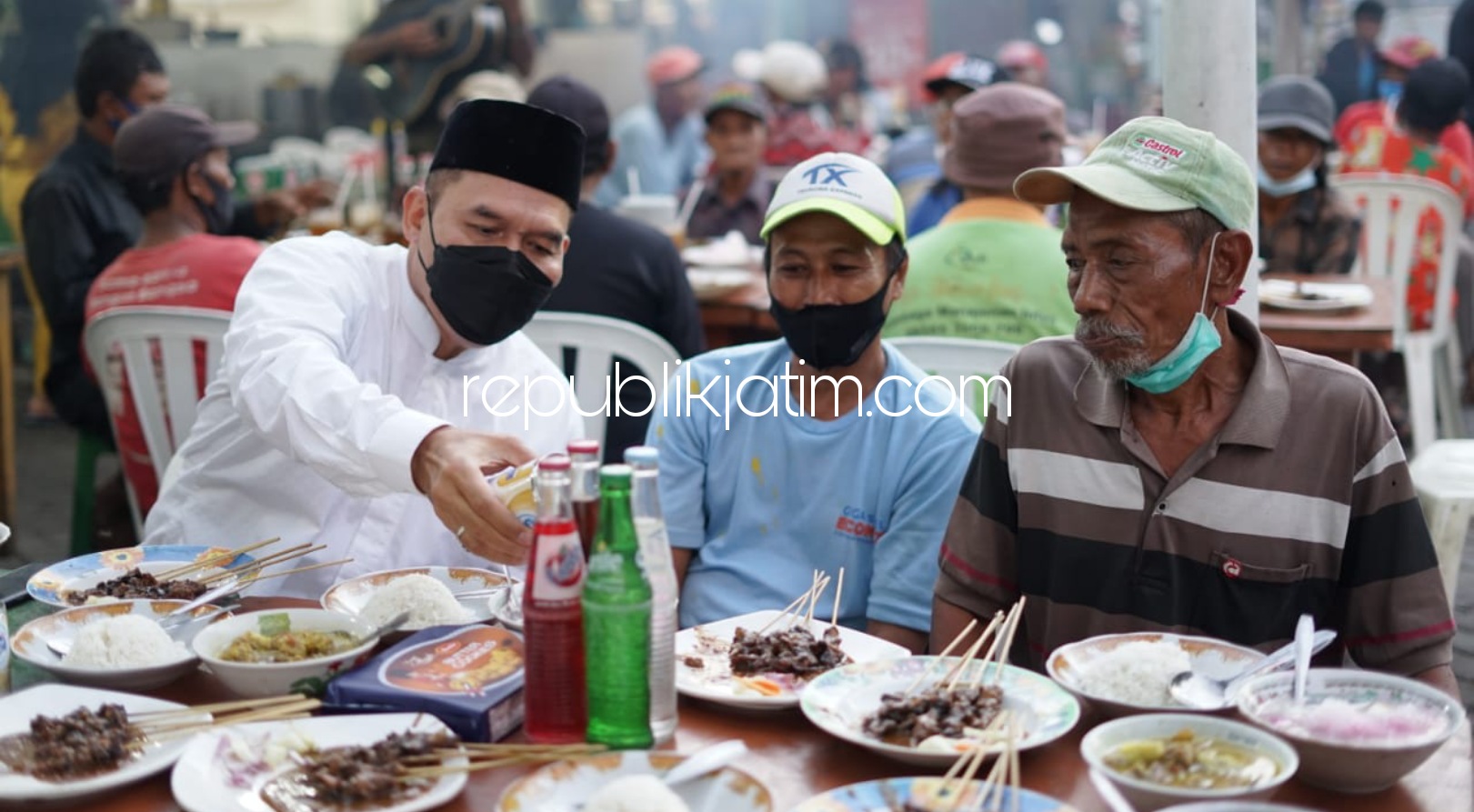 BUKA BERSAMA - Anggota Dewan Pakar DPP Partai Gerindra berbuka bersama puluhan tukang becak yang biasa mangkal di Pasar Larangan, Kecamatan Candi, Sidoarjo sekaligus membagikan bingkisan sembako kepada tukang becak, Selasa (11/05/2021) petang.