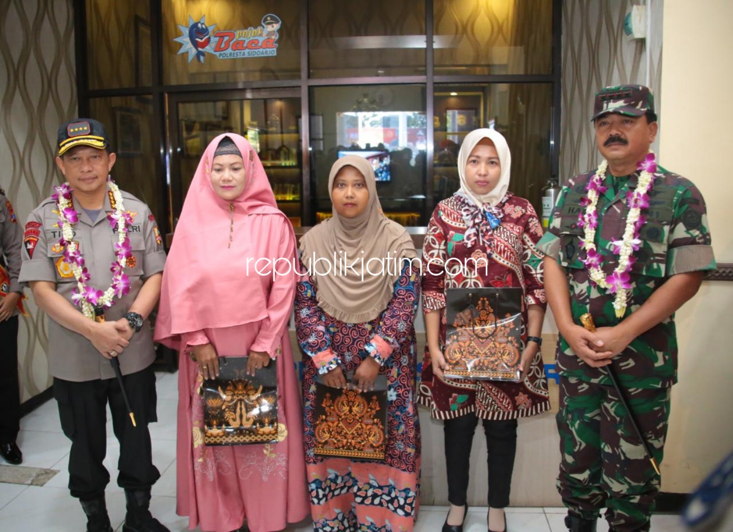 TALI ASIH - Kapolri Jenderal Polisi Tito Karnavian dan Panglima TNI Marsekal TNI Hadi Tjahjanto memberikan tali asih kepada para istri pejuang demokrasi yang telah gugur di Polresta Sidoarjo dalam rangkaian Safari Ramadhan, Sabtu (11/05/2019).