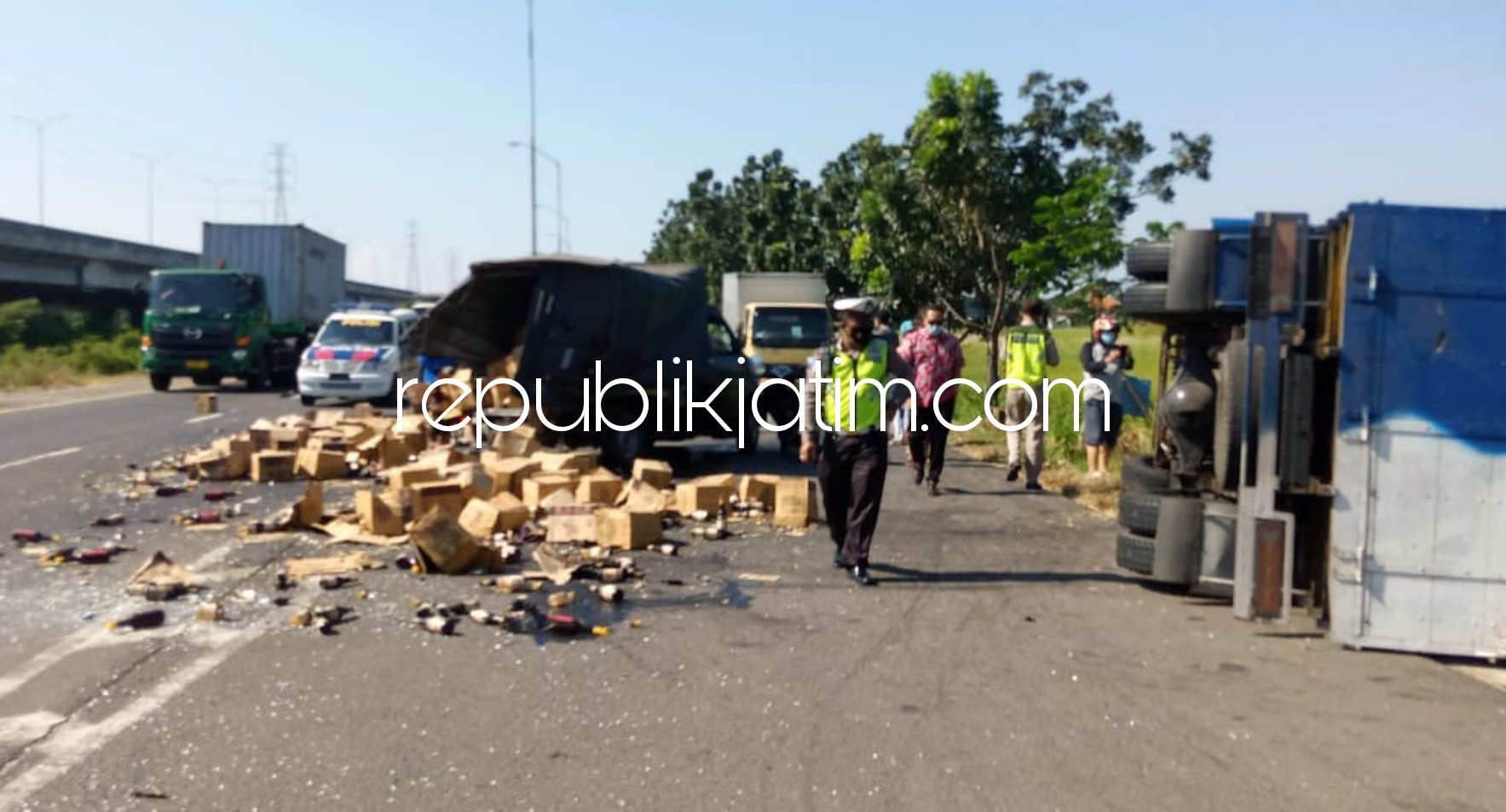 TERBALIK - Kondisi mobil Pikup Grandmax ringsek dan botol kecap berserakan usai ditabrak truk dari belakang hingga terguling di JL Raya Arteri, Desa Juwetkenongo, Kecamatan Porong, Sidoarjo, Selasa (11/05/2021).