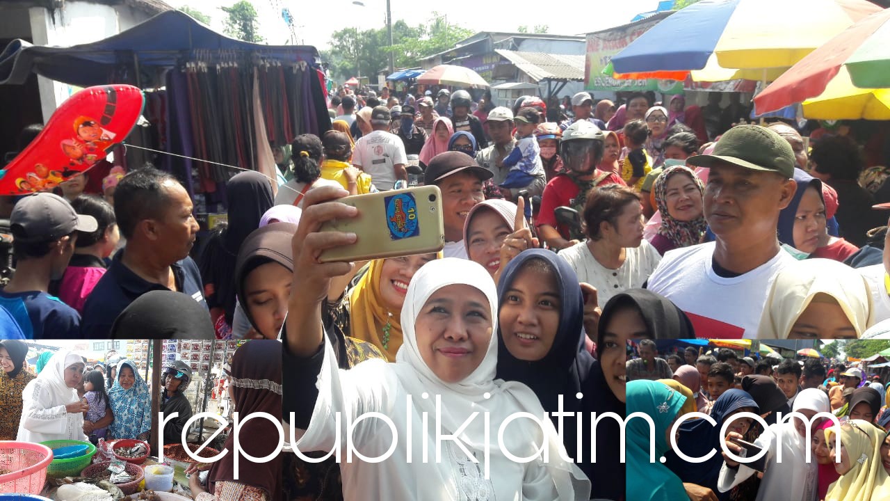 DIALOG - Cagub Khofifah Indar Parawansa berdialog dengan para pedagang dan berselfie di Pasar Legi Jogosatru - Cangkringsari, Kecamatan Sukodono, Sidoarjo, Jumat (11/05/2018).